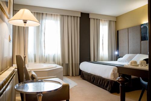 Habitación Doble Confort con bañera de hidromasaje del hotel Costa Esmeralda Suites. Foto 4