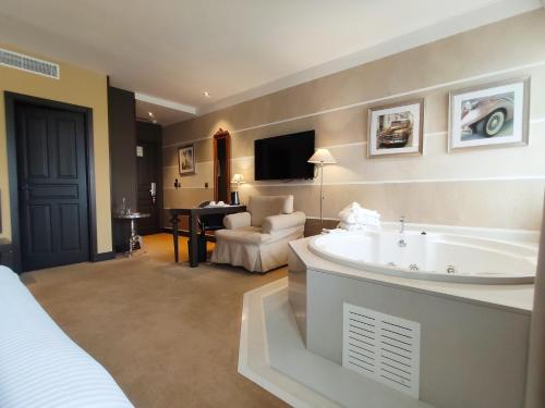 Habitación Doble Confort con bañera de hidromasaje del hotel Costa Esmeralda Suites. Foto 7