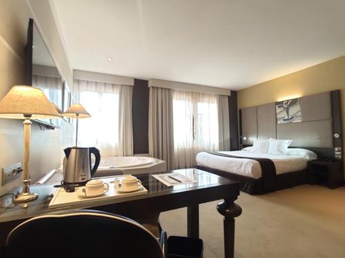 Habitación Doble Confort con bañera de hidromasaje del hotel Costa Esmeralda Suites. Foto 8