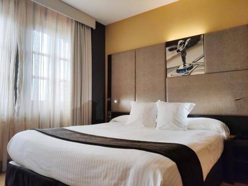 Habitación Doble Confort con bañera de hidromasaje del hotel Costa Esmeralda Suites. Foto 10