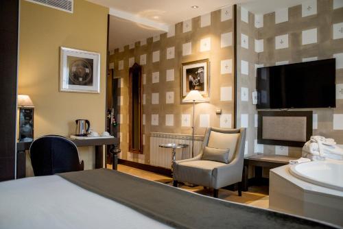Habitación Doble Confort con bañera de hidromasaje del hotel Costa Esmeralda Suites. Foto 11