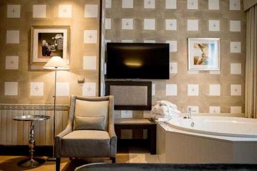 Habitación Doble Confort con bañera de hidromasaje del hotel Costa Esmeralda Suites. Foto 12