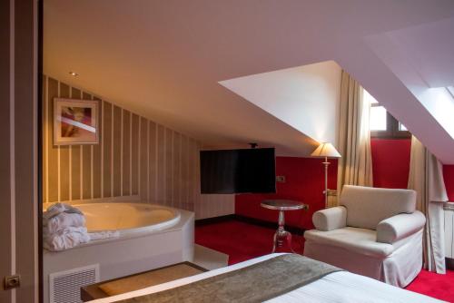 Habitación Doble Confort con bañera de hidromasaje del hotel Costa Esmeralda Suites. Foto 13