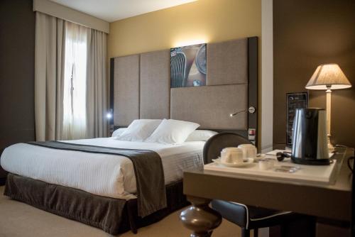 Habitación Doble Confort con bañera de hidromasaje del hotel Costa Esmeralda Suites. Foto 17