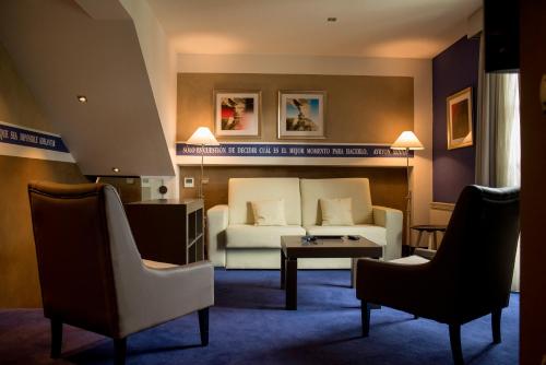 Suite Junior con bañera de hidromasaje del hotel Costa Esmeralda Suites. Foto 3