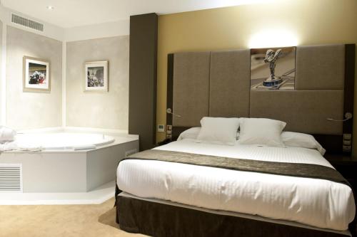 Suite Junior con bañera de hidromasaje del hotel Costa Esmeralda Suites. Foto 4