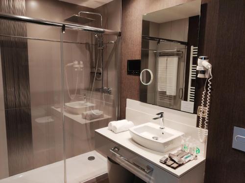 Suite Junior con bañera de hidromasaje del hotel Costa Esmeralda Suites. Foto 8