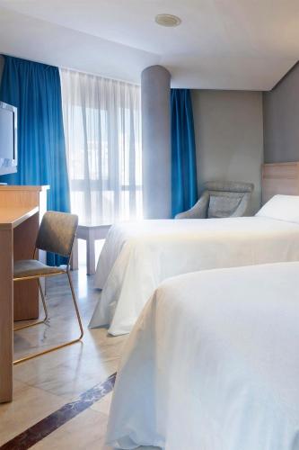 Habitación Triple del hotel Puertollano. Foto 1
