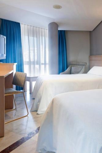 Habitación Triple del hotel Puertollano. Foto 5