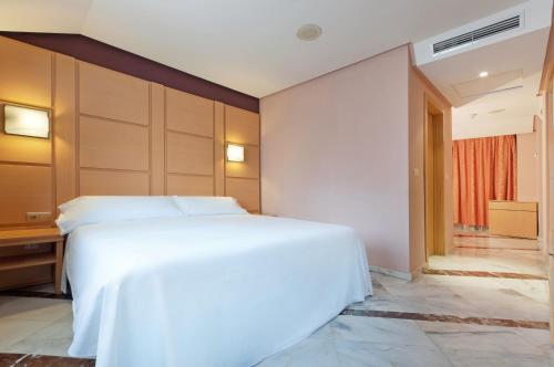 Habitación Doble Superior con salón del hotel Puertollano. Foto 3