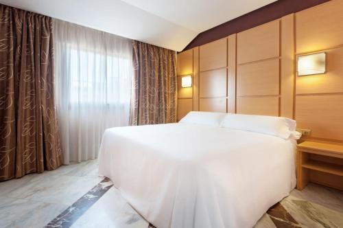 Habitación Doble Superior con salón del hotel Puertollano. Foto 1