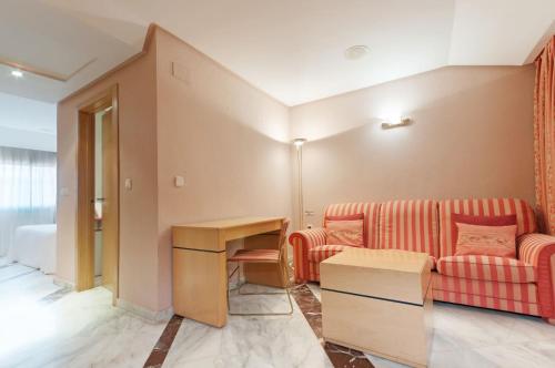 Habitación Doble Superior con salón del hotel Puertollano. Foto 3
