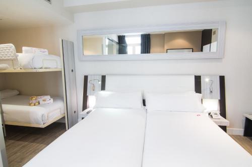 Habitación Cuádruple del hotel Petit Palace Arenal