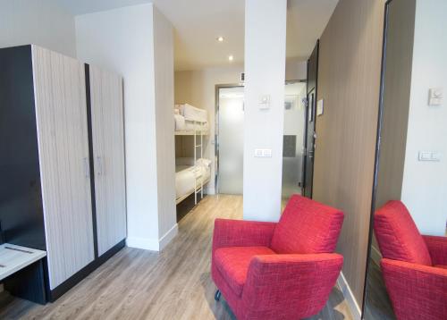 Habitación Cuádruple del hotel Petit Palace Arenal. Foto 5