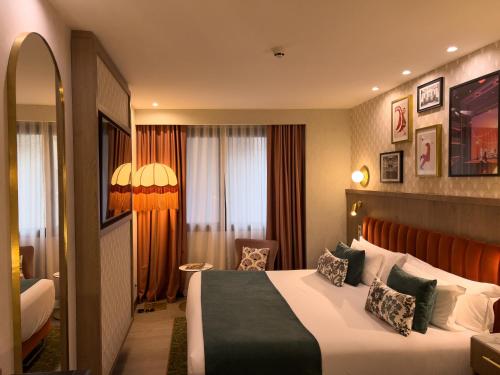 Habitación Estándar con cama extragrande - Adaptada para personas de movilidad reducida del hotel Indigo Madrid - Gran Via, An Ihg. Foto 3