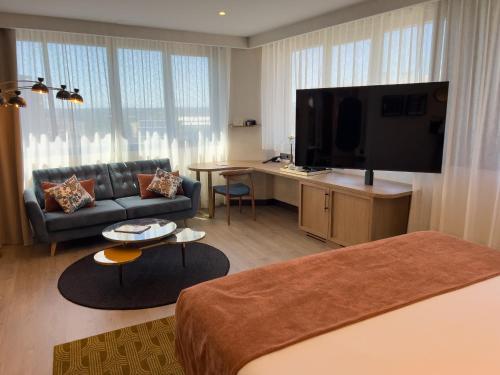 Suite con vistas panorámicas - Cama extragrande del hotel Indigo Madrid - Gran Via, An Ihg. Foto 3