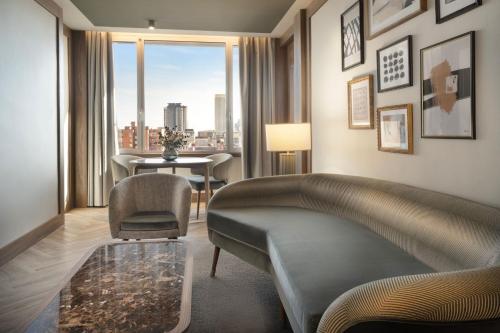 Suite con cama extragrande del hotel The Westin Cuzco Madrid. Foto 5