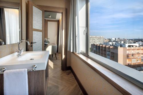 Suite con cama extragrande del hotel The Westin Cuzco Madrid. Foto 6