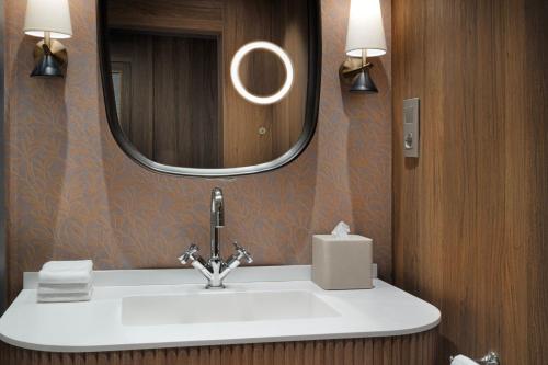 Suite con cama extragrande del hotel The Westin Cuzco Madrid. Foto 9