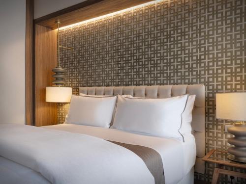 Habitación Doble Deluxe con cama extragrande y vistas a la ciudad del hotel The Westin Cuzco Madrid