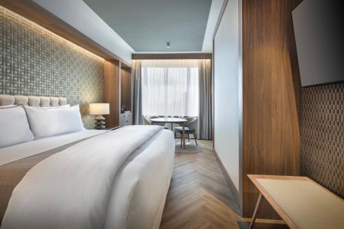 Habitación Doble Deluxe con cama extragrande y vistas a la ciudad del hotel The Westin Cuzco Madrid. Foto 4