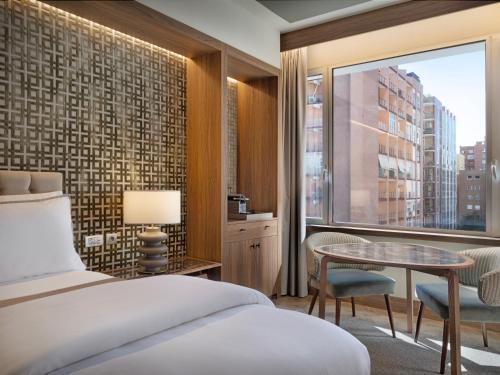 Habitación Doble Deluxe con vistas a la ciudad - 2 camas del hotel The Westin Cuzco Madrid. Foto 1