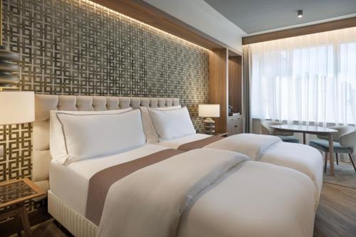 Habitación Doble Deluxe con vistas a la ciudad - 2 camas del hotel The Westin Cuzco Madrid. Foto 4