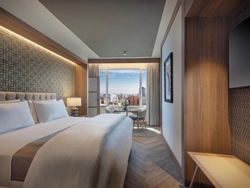Suite Esquinera con cama extragrande del hotel The Westin Cuzco Madrid. Foto 2
