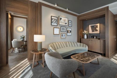 Suite Esquinera con cama extragrande del hotel The Westin Cuzco Madrid. Foto 5