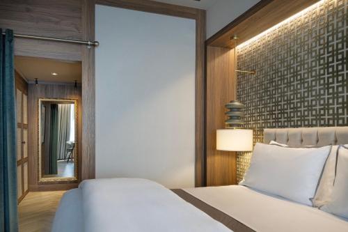 Suite Esquinera con cama extragrande del hotel The Westin Cuzco Madrid. Foto 6