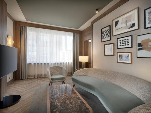 Suite Esquinera con cama extragrande del hotel The Westin Cuzco Madrid. Foto 8
