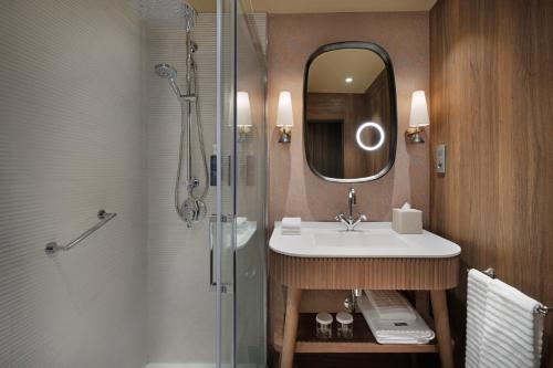 Habitación Deluxe Premium - 1 cama extragrande - Planta superior del hotel The Westin Cuzco Madrid. Foto 7