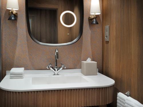 Habitación Deluxe Premium - 1 cama extragrande - Planta superior del hotel The Westin Cuzco Madrid. Foto 9