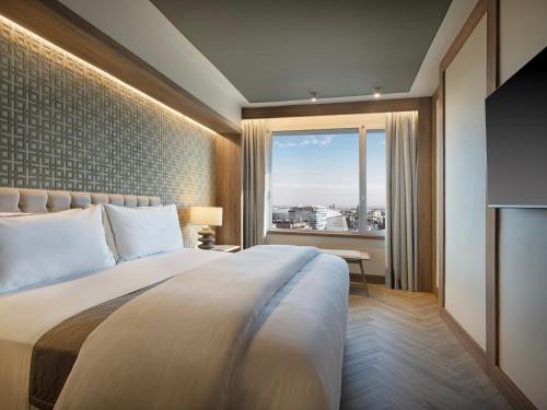 Suite con cama extragrande del hotel The Westin Cuzco Madrid