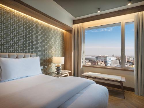 Suite con cama extragrande del hotel The Westin Cuzco Madrid. Foto 1