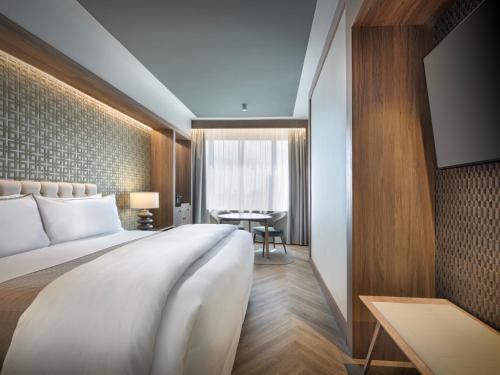 Habitación Doble Deluxe con cama extragrande y vistas a la ciudad del hotel The Westin Cuzco Madrid. Foto 1