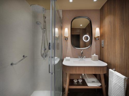 Habitación Doble Deluxe con cama extragrande y vistas a la ciudad del hotel The Westin Cuzco Madrid. Foto 6
