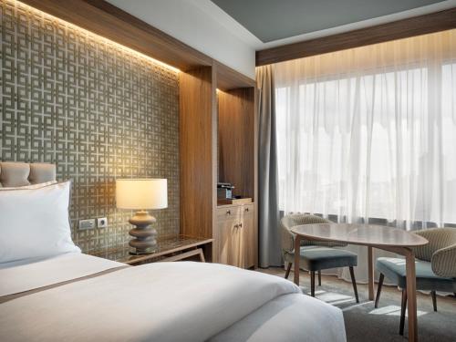 Habitación Doble Deluxe con cama extragrande y vistas a la ciudad del hotel The Westin Cuzco Madrid. Foto 7