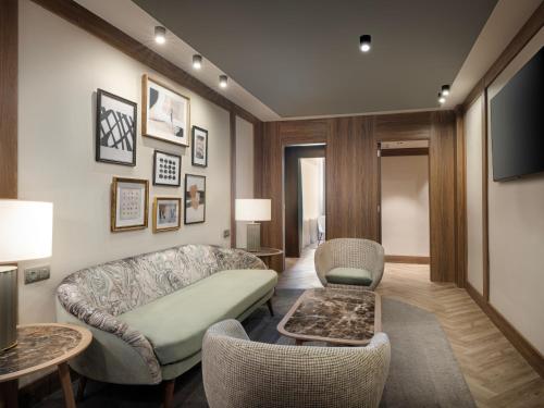 Suite Esquinera con cama extragrande del hotel The Westin Cuzco Madrid. Foto 3