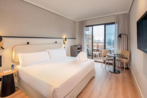 Habitación Premium con terraza del hotel Madrid Alameda Aeropuerto, Affiliated By Meliá. Foto 2