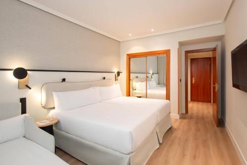 Habitación Triple del hotel Madrid Alameda Aeropuerto, Affiliated By Meliá. Foto 3