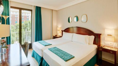 Habitación Doble con vistas a la plaza del hotel Sercotel Gran Conde Duque. Foto 4