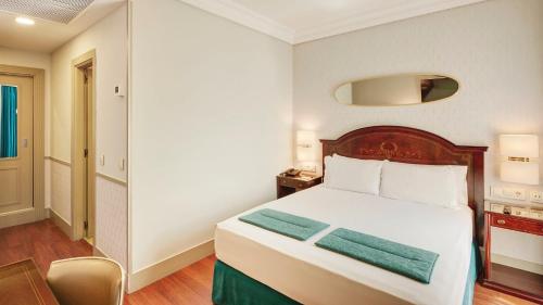 Habitación Doble Estándar con vistas a la plaza del hotel Sercotel Gran Conde Duque