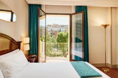 Habitación Doble Estándar con vistas a la plaza del hotel Sercotel Gran Conde Duque. Foto 1