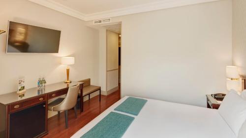 Habitación Doble Estándar con vistas a la plaza del hotel Sercotel Gran Conde Duque. Foto 2