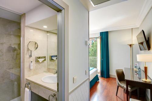 Habitación Doble Estándar con vistas a la plaza del hotel Sercotel Gran Conde Duque. Foto 4