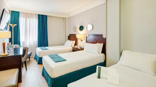 Habitación Doble con cama supletoria del hotel Sercotel Gran Conde Duque. Foto 1