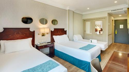 Habitación Doble con cama supletoria del hotel Sercotel Gran Conde Duque. Foto 2
