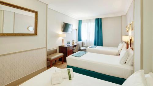 Habitación Doble con cama supletoria del hotel Sercotel Gran Conde Duque. Foto 3
