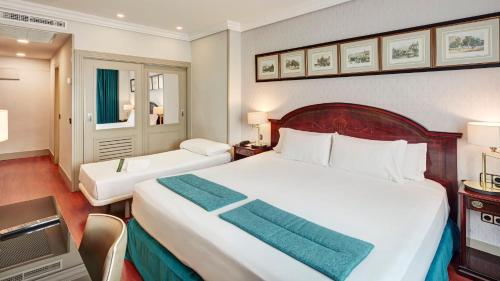 Habitación Triple Estándar del hotel Sercotel Gran Conde Duque. Foto 1